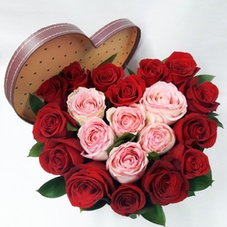 Цветочная композиция в коробке в виде сердца из роз