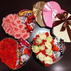 Коробочка с конфетами и цветами