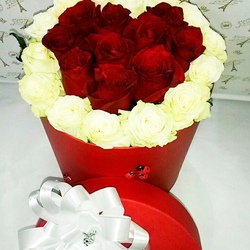 Цветы в шляпной коробке «Страстное сердце»