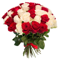 Букет из красных и белых роз 