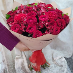 Букет цветов из красных роз и альстромерий