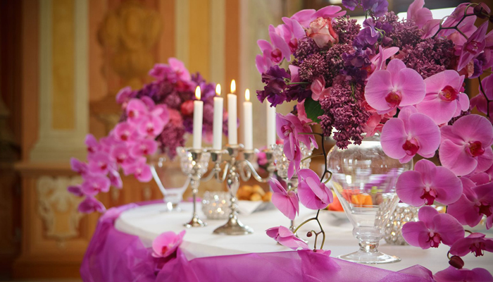 Оформление свадебного зала цветами